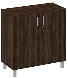 Офисный шкаф низкий, широкий, глухие двери с замком